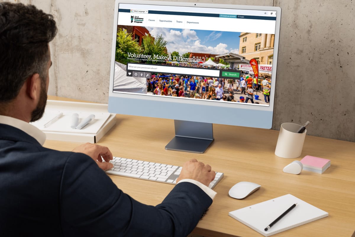 Man using volunteer opportunity search website on computer.