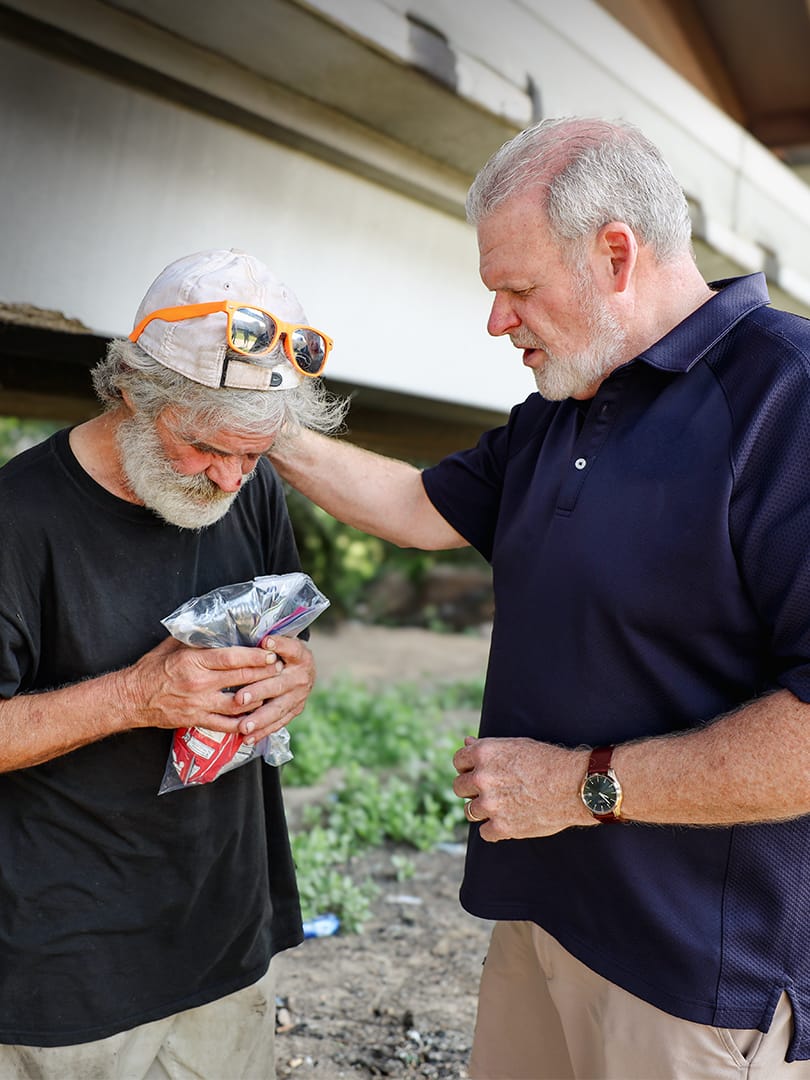 A volunteer handing out food