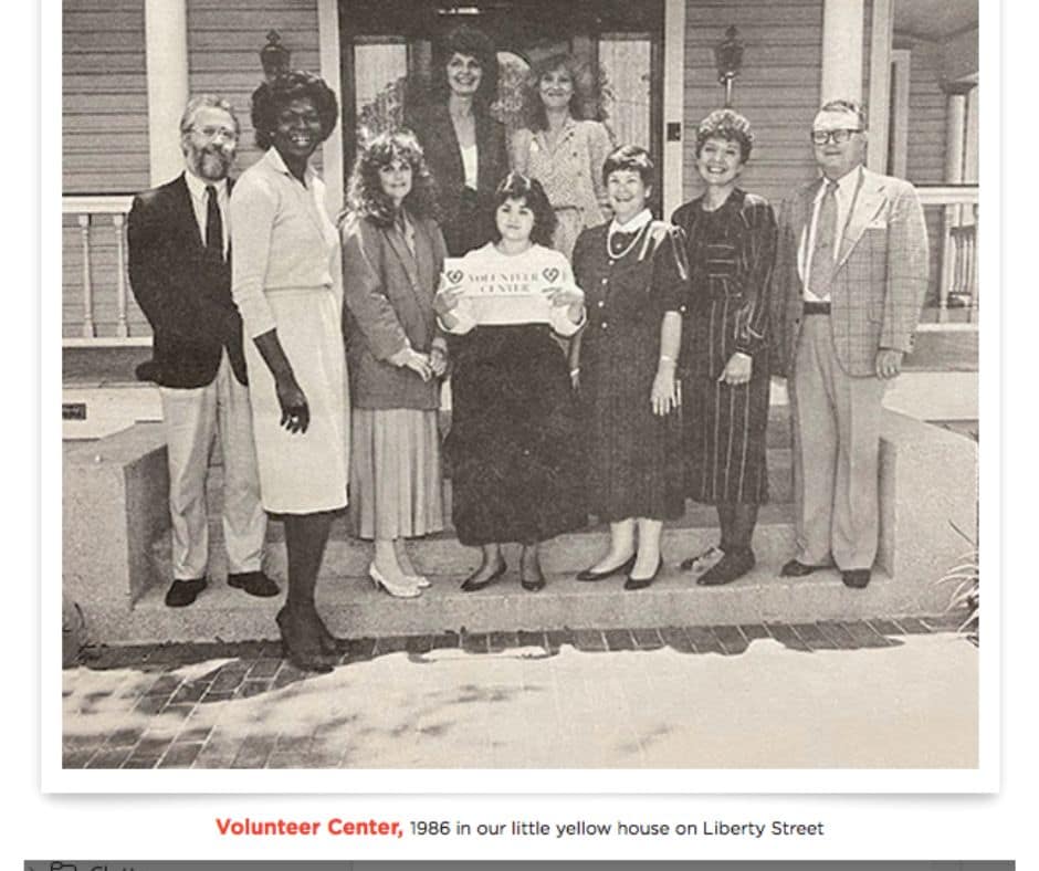 Group of people in front of Volunteer Center, 1986.